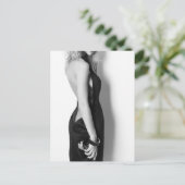 絶妙な黒いドレスを着た女性 ポストカード (スタンド正面)