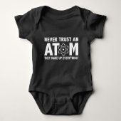 絶対に原子を信用しない。彼らは全てを構成している。 ベビーボディスーツ (正面)