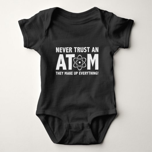 絶対に原子を信用しない。彼らは全てを構成している。 ベビーボディスーツ (正面)