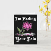 絶望に沈む白いテキストのピンクのバラ カード (黄色い花)