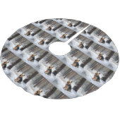 絹のようなテリアが雪のクリスマスを許した ブラッシュドポリエステルツリースカート (アングル)