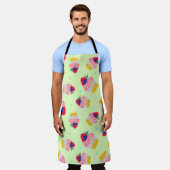 継ぎ目のない模様で、いちご入りのカップケーキ エプロン (着用した状態)