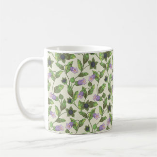 継ぎ目の無い模様にベラドンナの花が付く。茂み コーヒーマグカップ
