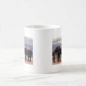 続けて歩いている2頭の象 コーヒーマグカップ (中央)