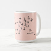 「網が私を巻き込まない」 +鳥(オレンジ淡い色の色の黒) コーヒーマグカップ (正面右)