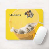網でつかまえられる黄色い蝶および子ネコ マウスパッド (マウス)