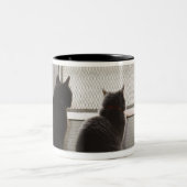 網戸を見ている猫 ツートーンマグカップ (中央)