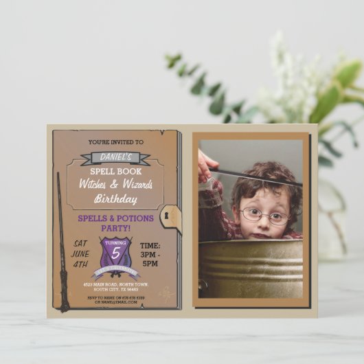 綴りの本の魔法使いの魔法使いの誕生会の写真 招待状 (スタンド正面)