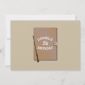 綴りの本の魔法使いの魔法使いの誕生会の写真 招待状 (裏面)