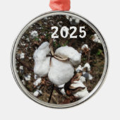 綿のフィールド、ふわふわの綿花閉まる メタルオーナメント (正面)