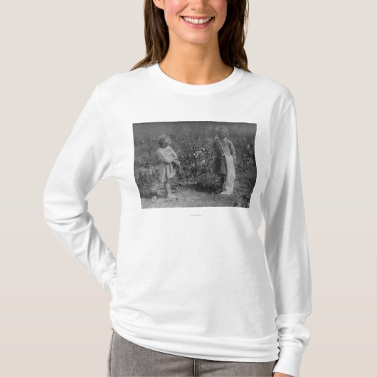 綿の写真を選んでいる2人の若い女の子 Tシャツ (正面)