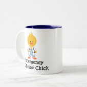 緊急の薬のひよこのマグ ツートーンマグカップ (正面左)