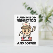 緊急モードアクティブ – コーヒーで燃料 ポストカード (スタンド正面)