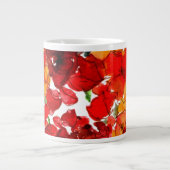 緋色とオレンジ色の水の色の白の花 ジャンボコーヒーマグカップ (正面)