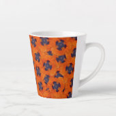 緋色のオレンジ色のポピーのシームレスなパターン カフェラテマグ (右)