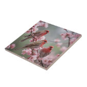 『緋色の三尾 – ピンクの花の間の赤いフィンチ』 タイル (側面)