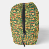 緋色の帆の水色の模様を持つ帆船 ドップキット (右)