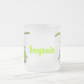 緑おもしろいの祈マンティス漫画イラストレーション フロストグラスマグカップ (中央)