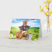 緑おもしろい野で子猫 カード (黄色い花)