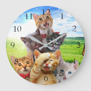 緑おもしろい野で子猫 ラージ壁時計