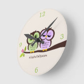 緑および紫色のフクロウのカップル ラウンド壁時計 (傾斜)