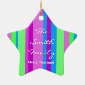 緑および紫色の家族のクリスマス セラミックオーナメント (正面)