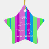 緑および紫色の家族のクリスマス セラミックオーナメント (裏面)