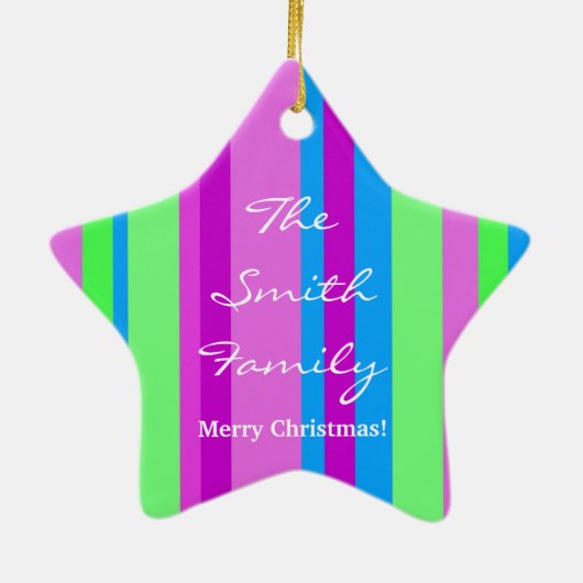 緑および紫色の家族のクリスマス セラミックオーナメント (裏面)