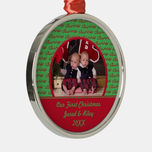 緑および赤初めてのクリスマスの写真のオーナメントを結び付けます メタルオーナメント (右)
