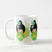 緑および黄色のマグのKokeshiの人形 コーヒーマグカップ (左)