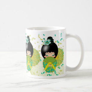 緑および黄色のマグのKokeshiの人形 コーヒーマグカップ