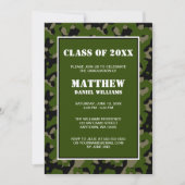緑および黒い迷彩柄の卒業の発表 招待状 (正面)