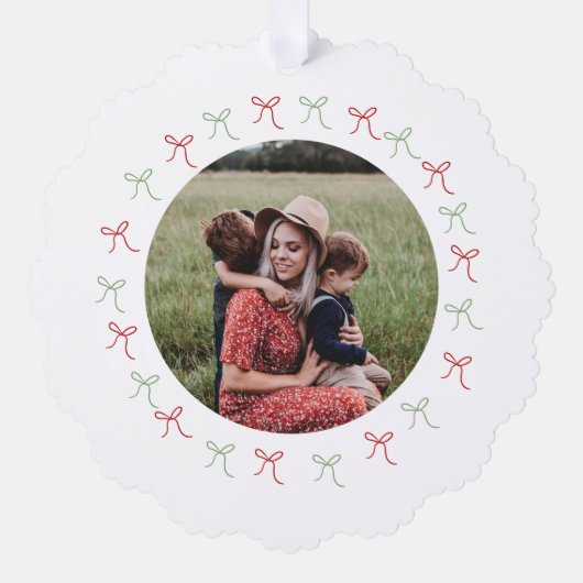 緑お洒落と赤の手描き弓フレームの写真 オーナメントカード (正面)