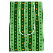緑とオレンジのアイルランドのシャムロックの列 ミディアムペーパーバッグ (裏面)