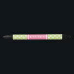 緑とパーソナライズされたピンクの水玉模様パターン 黒ボールペン<br><div class="desc">そしてモダン、シックな幾何学的パターンのデザインはパーソナライズされた、あなたの名前または選択の任意の文字とギフトとして与えも、パーティの好意、結婚式の引き出物、イベントで企業のも、など</div>