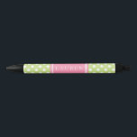 緑とパーソナライズされたピンクの水玉模様パターン 黒ボールペン<br><div class="desc">そしてモダン、シックな幾何学的パターンのデザインはパーソナライズされた、あなたの名前または選択の任意の文字とギフトとして与えも、パーティの好意、結婚式の引き出物、イベントで企業のも、など</div>