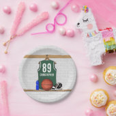 緑とパーソナライズされた白のバスケットボールジャージー ペーパープレート (パーティー)