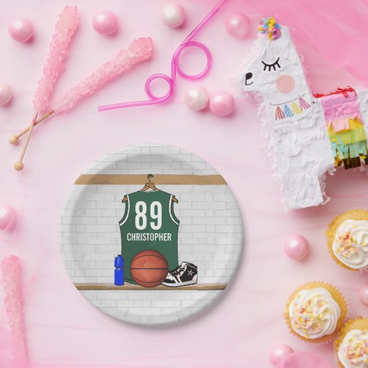 緑とパーソナライズされた白のバスケットボールジャージー ペーパープレート (パーティー)