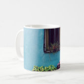 緑とピンクの花弁模様のフロの上の枠を持つ窓 コーヒーマグカップ (正面左)
