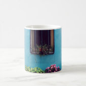 緑とピンクの花弁模様のフロの上の枠を持つ窓 コーヒーマグカップ (中央)