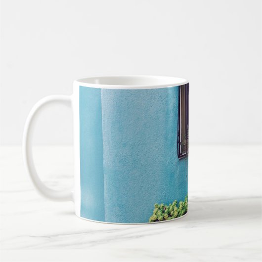 緑とピンクの花弁模様のフロの上の枠を持つ窓 コーヒーマグカップ (左)