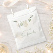 緑とベージュ繊細な水色ベビーシャワー フェイバーバッグ (クリップ留めされた状態)