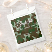 緑と濃い茶色のカモフラージュ感謝 フェイバーバッグ (クリップ留めされた状態)