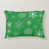 緑と白のクリスマスの雪片パターン アクセントクッション (正面)