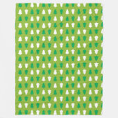 緑と白のクリスマスツリーの列 フリースブランケット (正面)