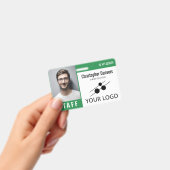緑と白のシンプルな社員証写真＆ロゴ バッジ (手持ち)
