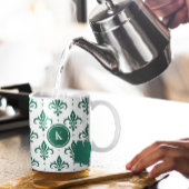 緑と白のフルーアデリスのシームレスなパターン ツートーンマグカップ