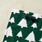 緑と白のモミのクリスマスツリーパターン&文字 ビーチタオル (インサイチュ)