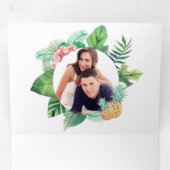 緑と白のヤシ離れのリース写真結婚 三つ折り招待状 (内部最初)