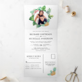 緑と白のヤシ離れのリース写真結婚 三つ折り招待状 (内部)